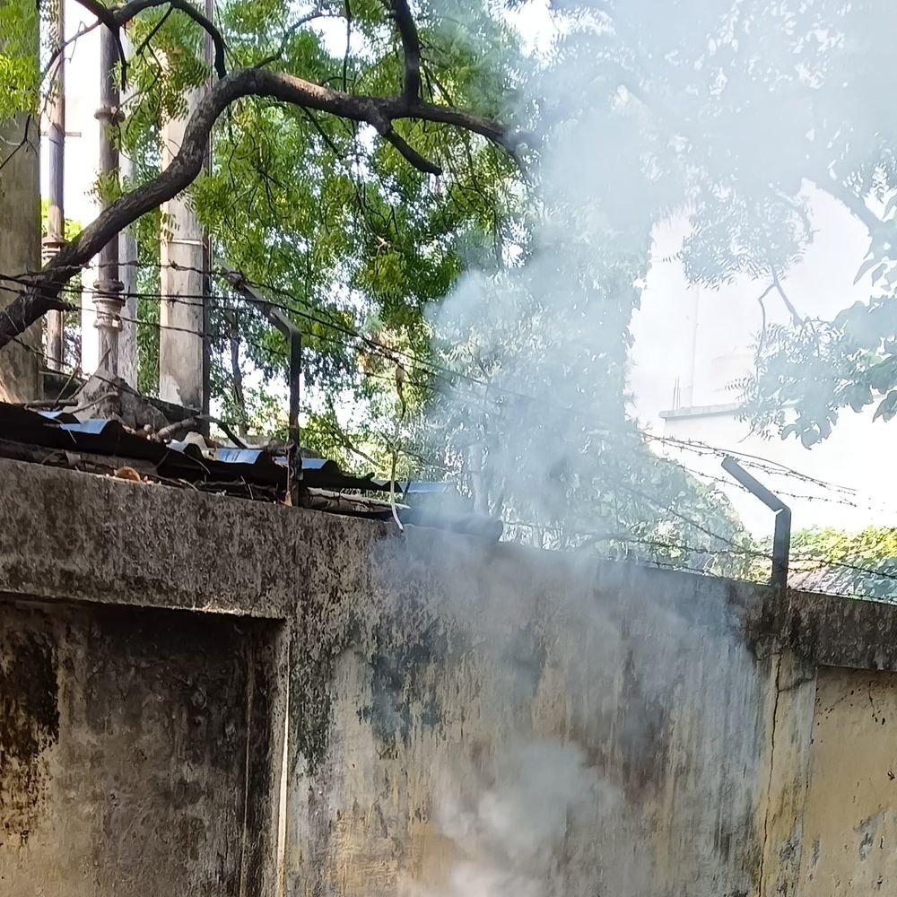 अस्पताल कैंपस में जलाया खरपतवार, धुआं से मरीजों की बढ़ रही परेशानी
