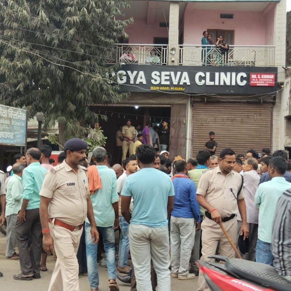 इलाज के दौरान बच्ची की मौत, परिजनों का हंगामा:घटना के बाद क्लीनिक छोड़कर भागे डॉक्टर और संचालक, पेट में दर्द होने पर कराया था भर्ती