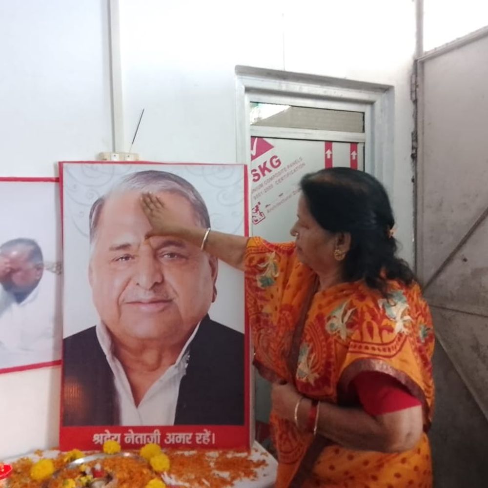 पूर्व विधायक ने मुलायम सिंह के चित्र पर तिलक किया:भाई दूज पर किया याद, 23 साल से चली आ रही परंपरा