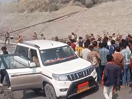 कोरबा में CISF ने भू-विस्थापितों पर बरसाई लाठियां...VIDEO:दौड़ा-दौड़ाकर मारा, 10 घायल; कोयला खदान में रोजगार-मुआवजे की कर रहे थे मांग