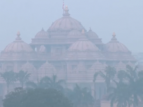 दिल्ली में एयर क्वालिटी और खराब हुई:AQI 353, आनंद विहार में AQI 500 पार हुआ; लोगों को घरो में रहने की सलाह