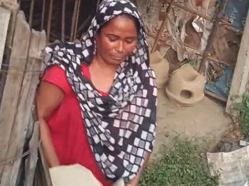 मुस्लिम महिला छठ पूजा के लिए बना रही चूल्हा:किशनगंज में 20 साल से आस्था के पर्व में हो रहीं शामिल, कारीगर बोली-सफाई का रखती हूं खास ध्यान
