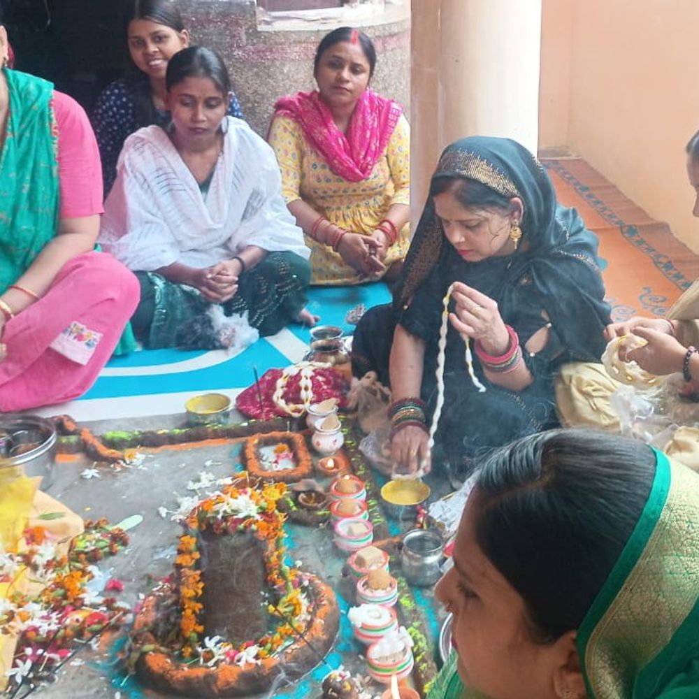 जौनपुर में भाई दूज धूमधाम से मनाया:बहनों ने किया तिलक और भाइयों को दिए उपहार, बाजार में भीड़