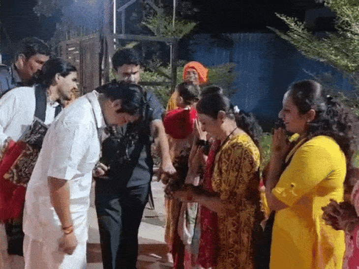 धीरेंद्र शास्त्री बोले- हमारे चेलों के चक्कर में न पड़ना:कहा- चेले डुबा रहे गुरुओं का नाम, लुंगी पहनकर टीका लगाने से चेला नहीं बनता