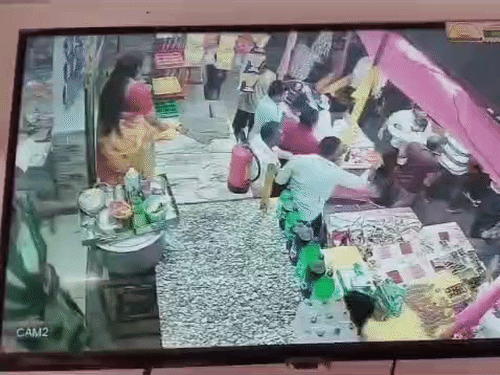 यूपी की बड़ी खबरें:गोरखपुर में बेकरी दुकानदार की गर्दन पर चढ़े, पीटा; लड़की बेहोश हुई