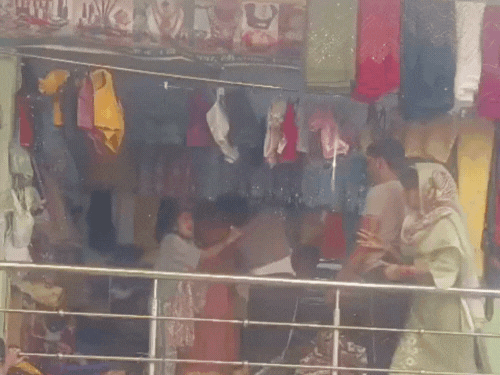 आगरा में कपडे़ के रेट को लेकर विवाद:ग्राहक ने दुकानदार की पत्नी को जमकर पीटा