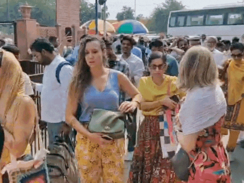आगरा किला पर विदेशी पर्यटक हुए परेशान:600 रुपये की है विदेशी पर्यटकों की टिकट, खड़े रहे लाइन में