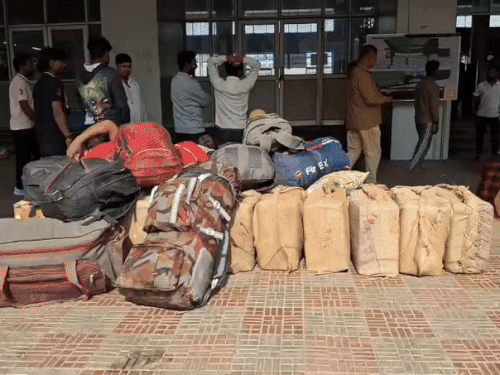 छठ पूजा करीब आते ही पंजाब के स्टेशनों में भीड़:  बिहार-यूपी के लिए ट्रेनें चलाने की घोषणा सुरक्षा के कड़े इंतजाम – Amritsar News