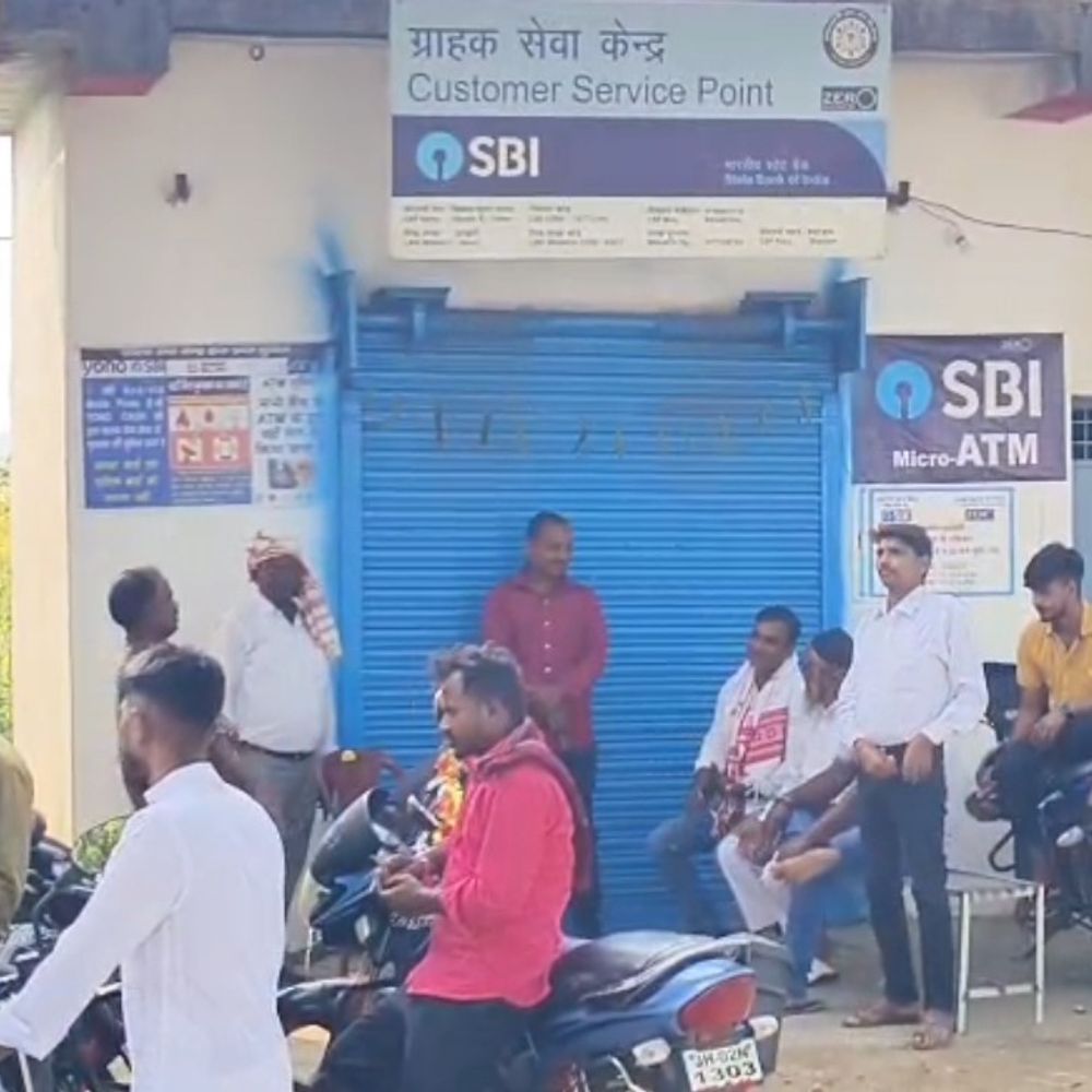 चतरा में एसबीआई CSP संचालक से लाखों की लूट:  बाइक सवार 4 अपराधियों ने की वारदात, मयूरहंड के जंगल की ओर भाग निकले – koderma News