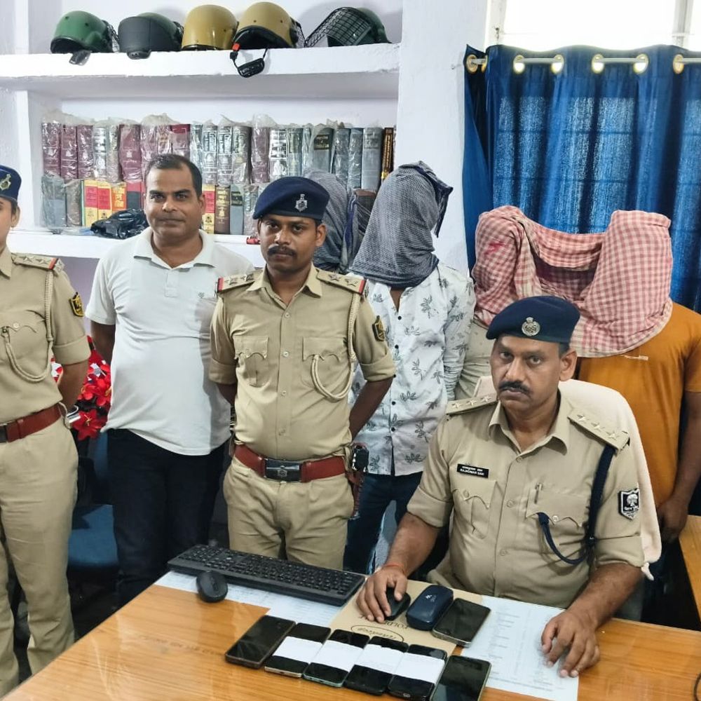 भोजपुर में लूटकांड में शामिल 5 बदमाश गिरफ्तार:हथियार के बल पर चौकीदार से हुई थी लूट; मोबाइल और पटना से बाइक बरामद