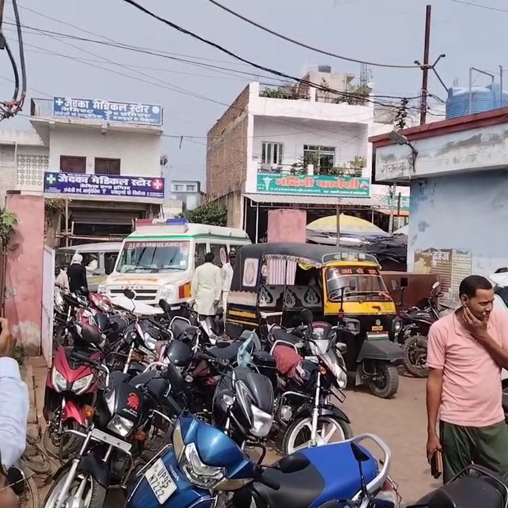 महोबा जिला अस्पताल गेट पर जाम, एंबुलेंस फंसी:मरीज की हालत बिगड़ी, इलाज में देरी के कारण मारा लकवा