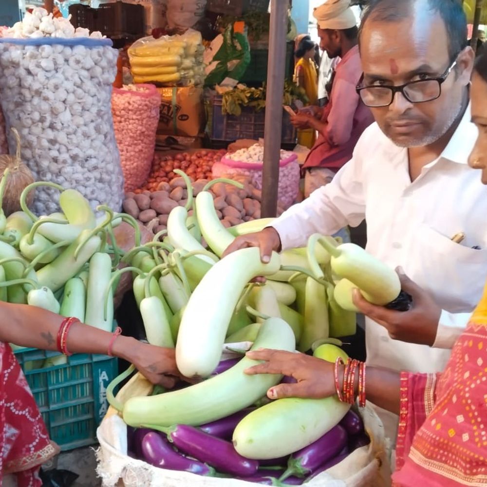 शिवहर में छठ महापर्व को लेकर बाजारों में रौनक:कद्दू की बिक्री बढ़ी, फल और कपड़े की खरीदारी के लिए उमड़ी भीड़