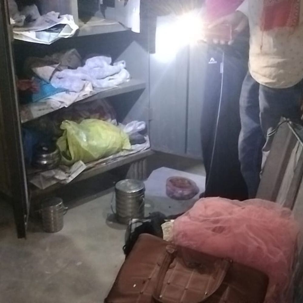 मिर्जापुर में घर से ढाई लाख नगद और जेवरात चोरी:परिजन सोते रहे, चोरों ने कमरों की कुंडी बाहर से बंद की