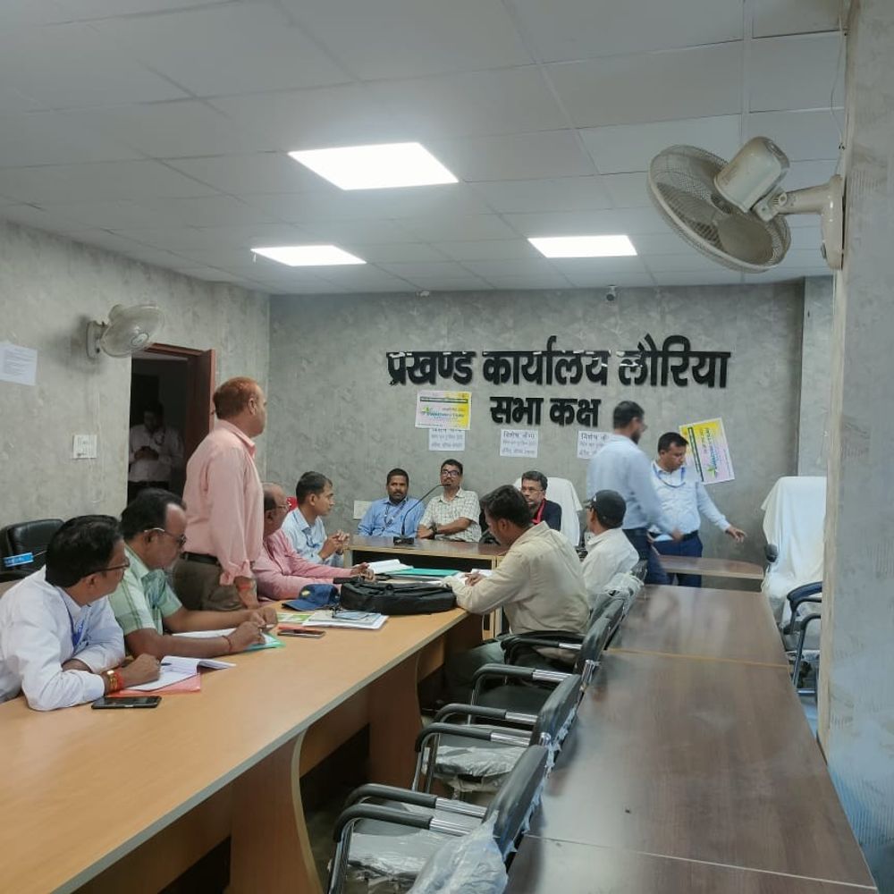 प्रेक्षक वानखेड़े ने लौरिया में चुनाव तैयारियों का निरीक्षण किया:मतदान केंद्रों पर मूलभूत सुविधाओं और व्यवस्थाओं का जायजा लिया