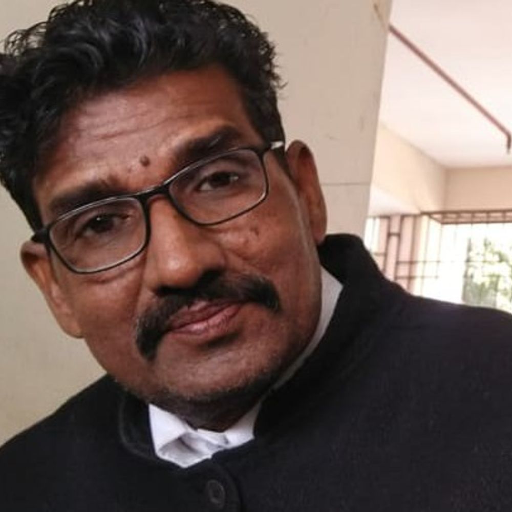 सड़क हादसे में सहरसा सिविल कोर्ट के वकील की मौत:बेकाबू होकर डिवाइडर से टकराई बाइक, पीछे बैठा बिजली मिस्त्री घायल