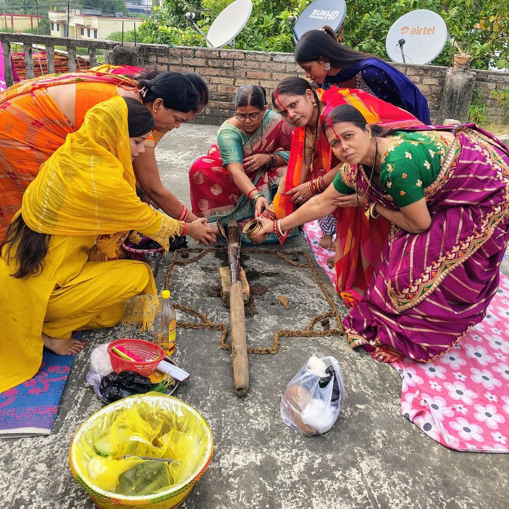भाई दूज पर बहनों ने की पूजा अर्चना, बहनों को मिला गिफ्ट
