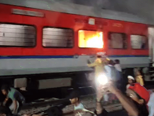 सहरसा में खड़ी ट्रेन में लगी भीषण आग, युवक झुलसा:एक बोगी जलकर राख; जान बचाकर भागे यात्री, बोले- मोबाइल चार्जिंग सॉकेट में हुआ था ब्लास्ट