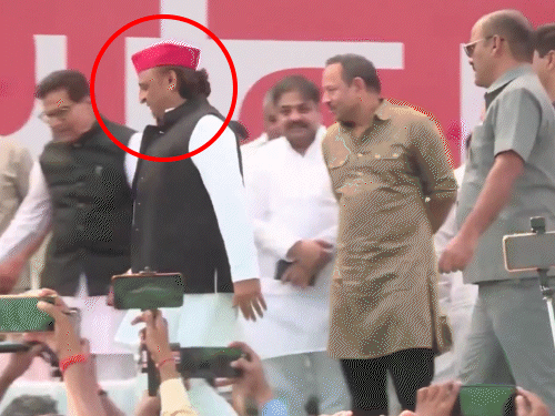 अखिलेश और शिवपाल के बीच सबकुछ ठीक नहीं?:20 स्टार प्रचारकों में नाम नहीं; सैफई में भी दिखी थी दूरी, VIDEO देखिए