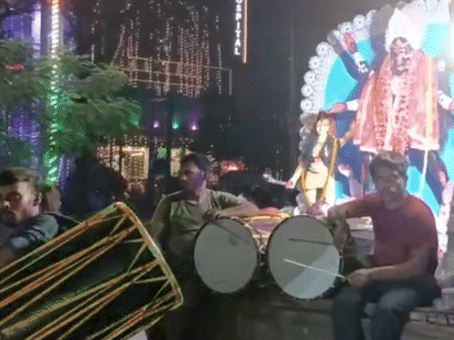 पूर्णिया में नम आंखों से मां काली को विदाई:गाजे-बाजे, ढाक के साथ निकली विसर्जन यात्रा, जय मां काली के जयकारे से गूंजता रहा शहर