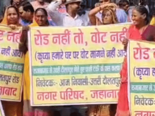 जहानाबाद में उत्तरी दौलतपुर में सड़क नहीं:मोहल्लेवासी बोले-'रोड नहीं तो वोट नहीं';कोई नेता वोट मांगने न आए