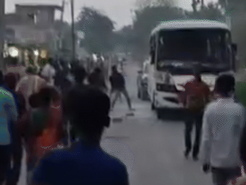 बेगूसराय में शराब कारोबारी को पकड़ने गई पुलिस पर हमला:पथराव में बीएमपी के 3 सिपाही समेत 5 पुलिसकर्मी घायल, बस में तोड़फोड़; हिरासत में 4 उपद्रवी