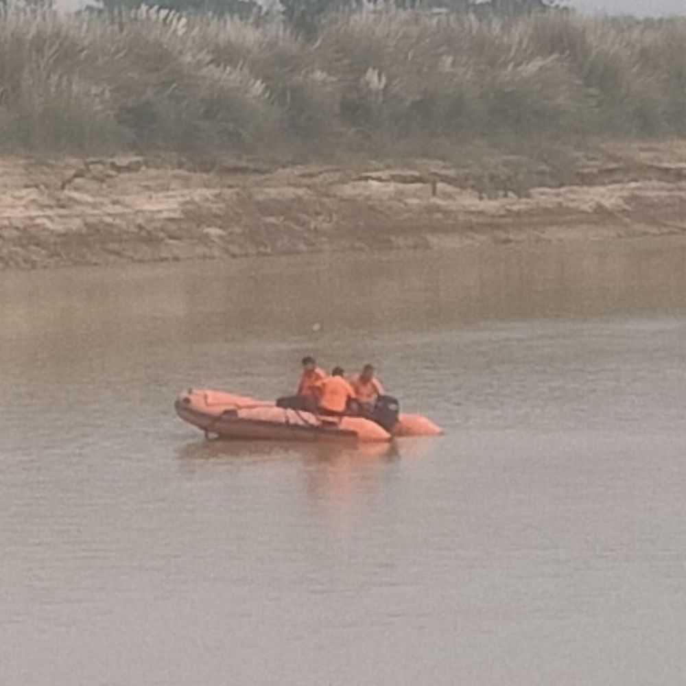 राप्ती नदी में दो युवतियों ने छलांग लगाई:संतकबीर नगर में नाविकों ने एक को बचाया, दूसरी की तलाश जारी