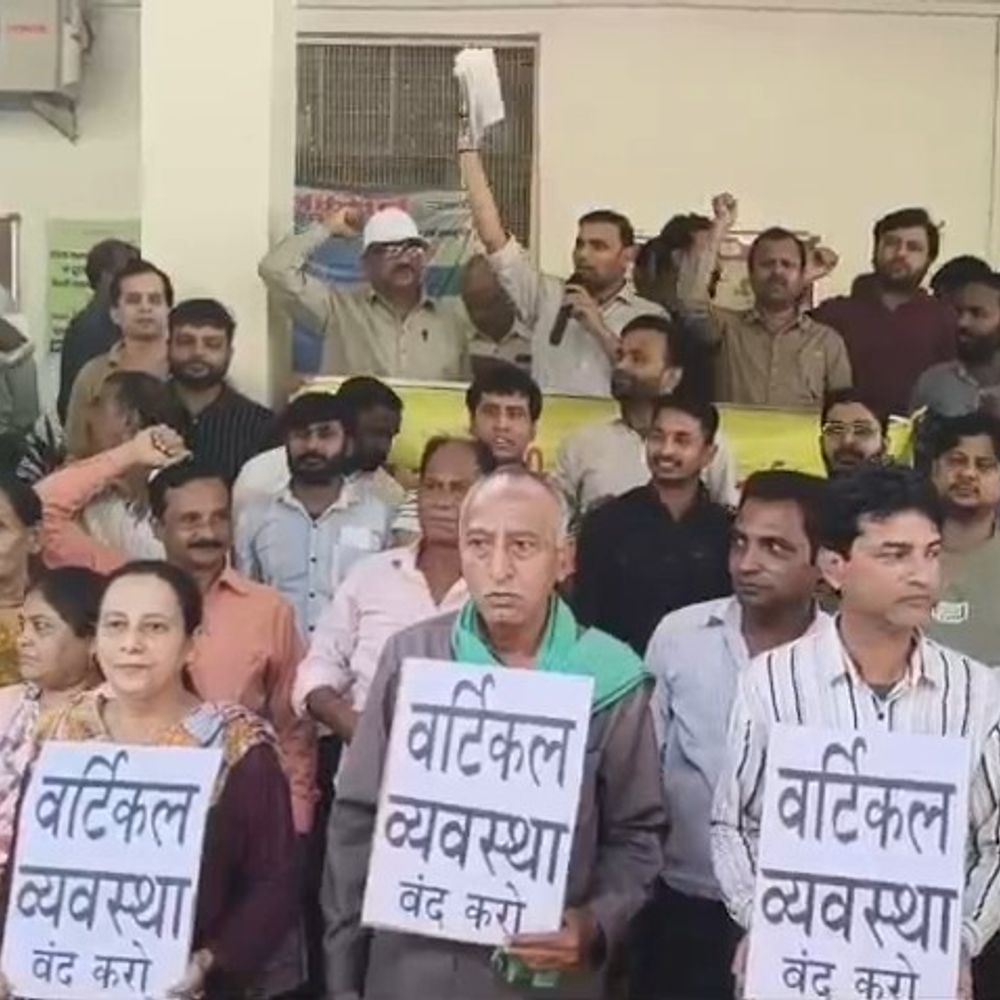 लखनऊ में बिजली कर्मचारियों का विरोध प्रदर्शन:वर्टिकल व्यवस्था पर जताई नाराजगी, कर्मचारी बोले- उपभोक्ताओं को भी होगा नुकसान