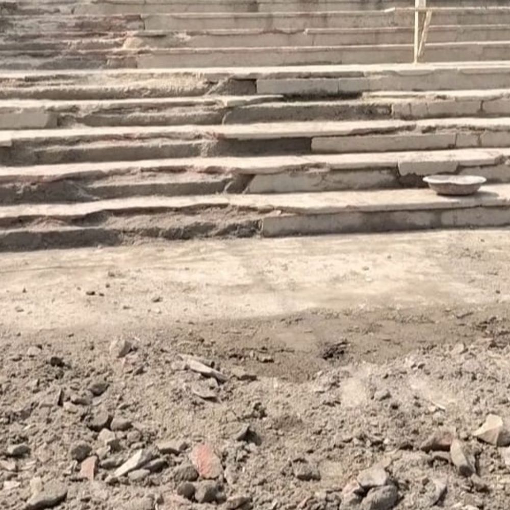 आगरा में छठ पर्व की तैयारी अधूरी:सफाई भी नहीं हुई, यमुना घाट की सीढ़ियां टूटी