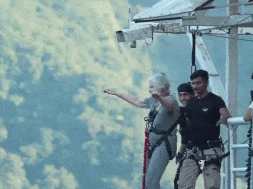 हौसले बुलंद हों तो उम्र मायने नहीं रखती:ऋषिकेश में 82 साल की महिला ने दुनिया को किया हैरान, 117 मीटर ऊंचाई से छलांग लगाई