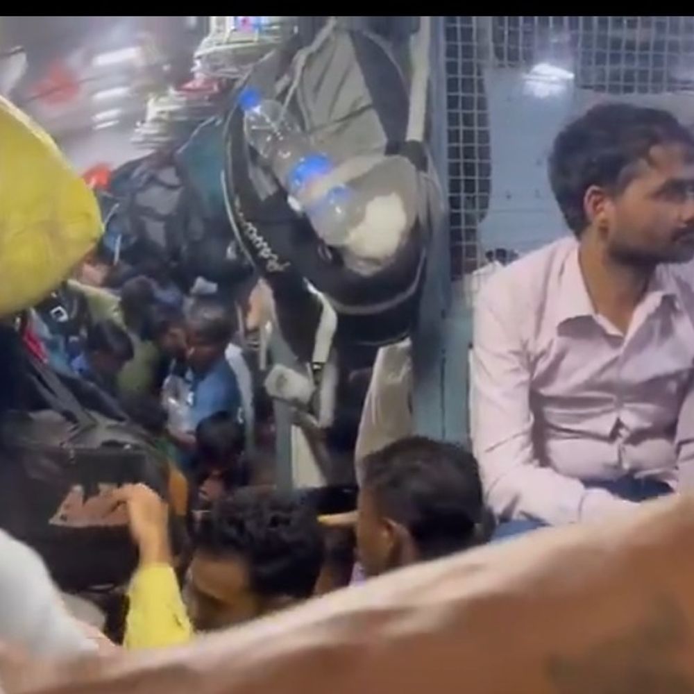 छठ पर्व पर रेलवे के दावे हुए फेल:चारबाग स्टेशन पहुंची अवध आसाम के जनरल कोच में दिखी बदहाली, यात्री बोले - 24 घंटे से सीट से नहीं उठे