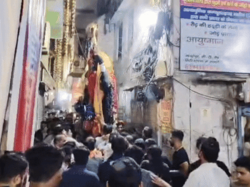 काशी में मां काली के प्रतिमा का विसर्जन; VIDEO:5 फीट चौड़ी गली से 2 घंटे में निकली मां की प्रतिमा,5 थाने की फोर्स रही तैनात