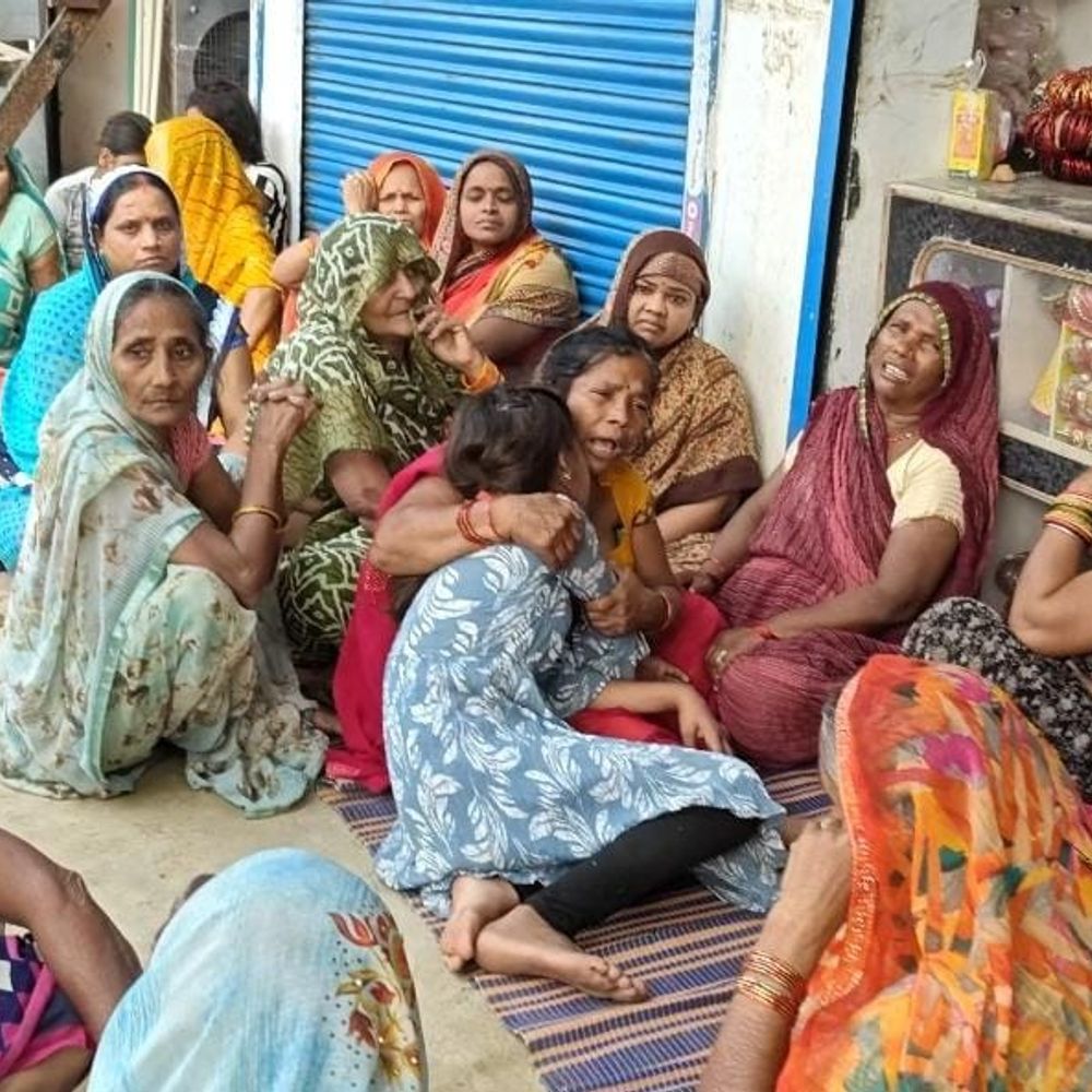 करछना में बिजली पोल से टकराकर युवक की मौत:बीरपुर बाजार से घर लौटते समय खाई गांव के सामने हुआ हादसा