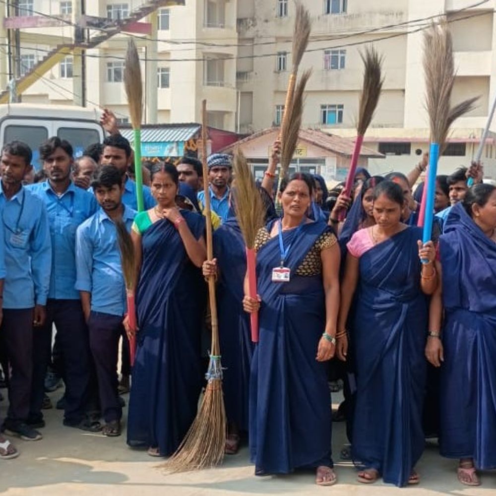 महर्षि देवरहा बाबा मेडिकल कॉलेज में सफाईकर्मियों की हड़ताल:काम ठप, मरीज परेशान; पुलिस पूछताछ के आरोपों को लेकर आक्रोश