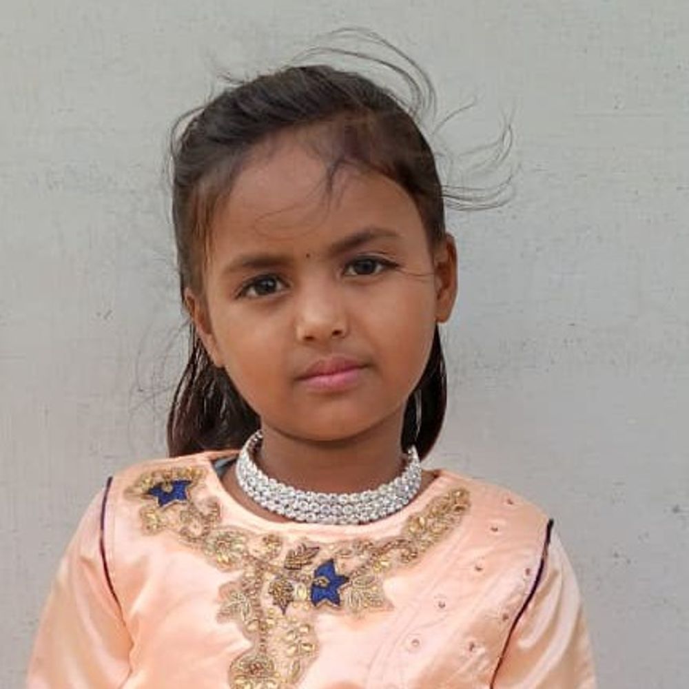 बस्ती में बाइक सवार ने बच्ची को मारी टक्कर, मौत:3 युवक घायल, स्कूल वैन से उतरकर पार कर रही सड़क