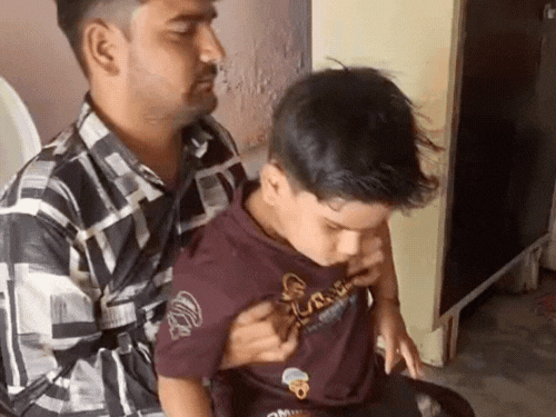 चाऊमीन खिलाई...फिर दवा खिलाकर मासूम को कर दिया बेहोश:आगरा में 8 घंटे बाद किडनैपर्स के चंगुल से छूटा 4 साल का बच्चा हुआ गुमसुम