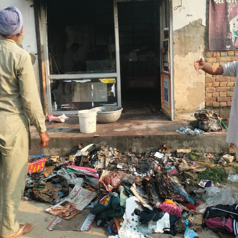 अबोहर में मोबाइल शॉप में लगी आग:  शॉर्ट सर्किट से हादसा, सामान जलकर हुआ राख; बच्चों को स्कूल से लेने गया था मालिक – Abohar News