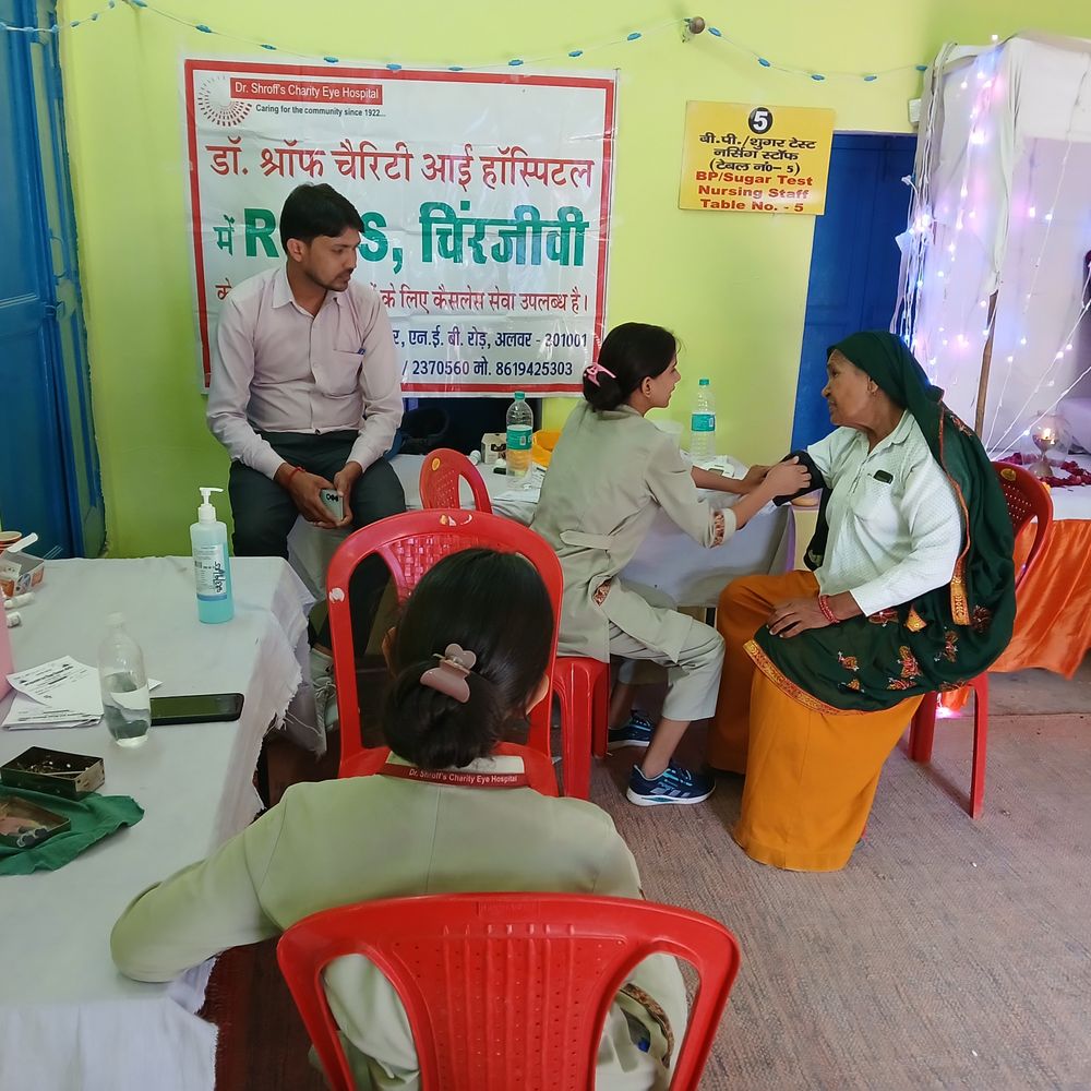 किशनगढ़बास में मल्टी एवं सुपर स्पेशियलिटी चिकित्सा शिविर:320 मरीजों की निशुल्क जांच, 77 नेत्र रोगी ऑपरेशन के लिए चिह्नित