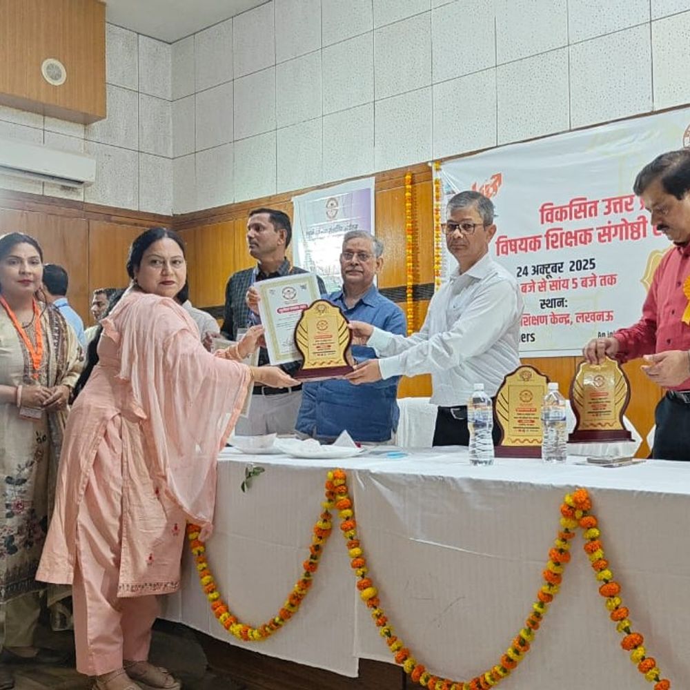 श्रावस्ती के दो शिक्षक मुनव्वर मिर्ज़ा, नुसरत बानो सम्मानित:एडूलीडर्स अवॉर्ड 2025 से लखनऊ में किया गया सम्मान