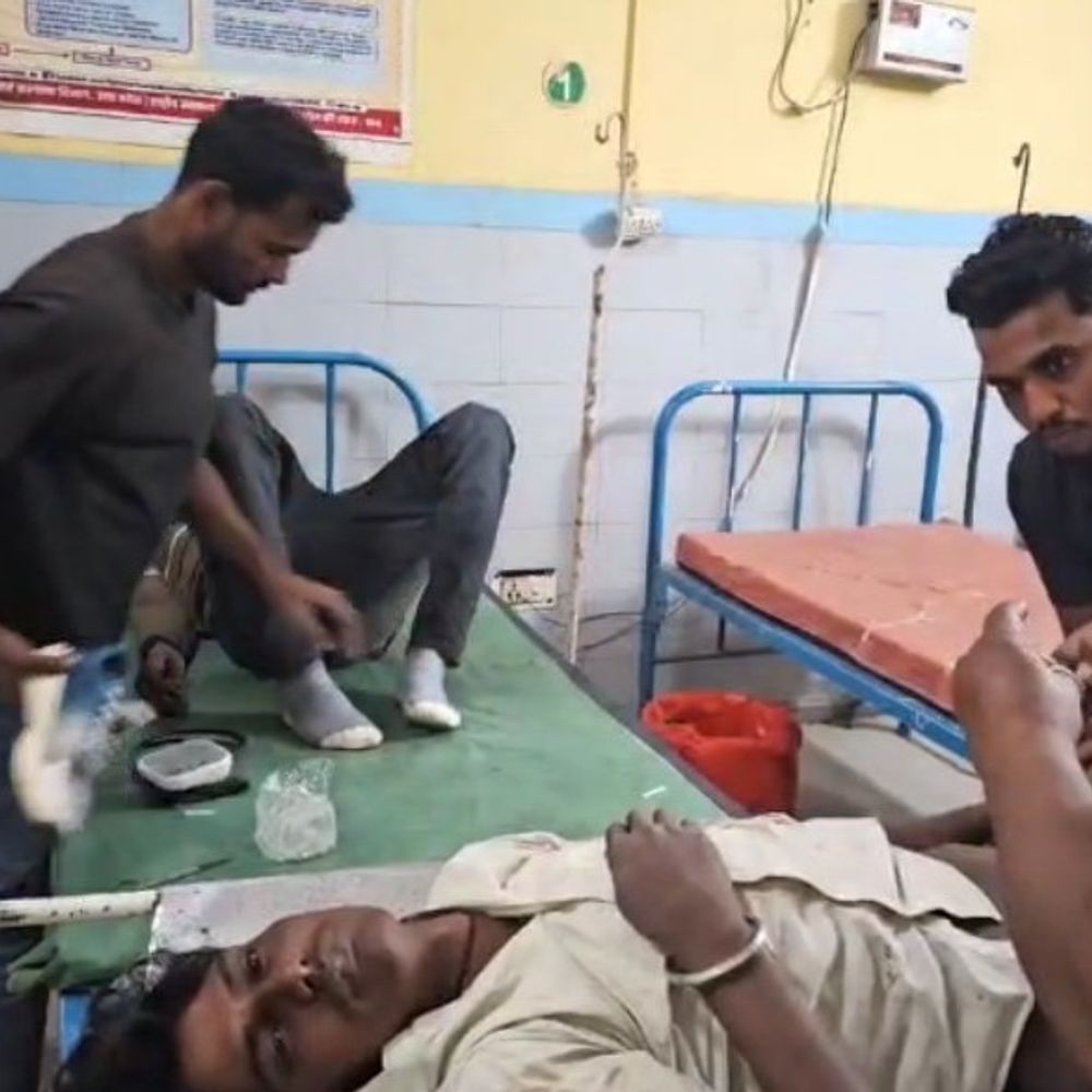 एटा में रोडवेज बस स्टैंड पर मारपीट:सीट विवाद में दो युवक गंभीर घायल, दिल्ली जा रहे थे, घर वालों ने हंगामा किया