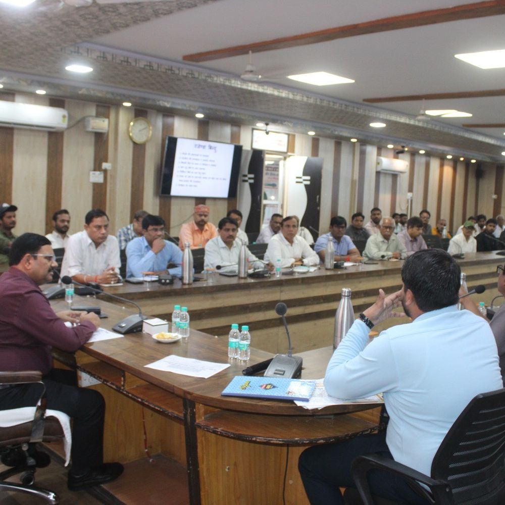 औरैया में समय से नेट मीटर लगाए जाएं:डीएम ने बिजली विभाग को निर्देश दिए, SDO लाभार्थियों से बात कर जानेंगे समस्याएं