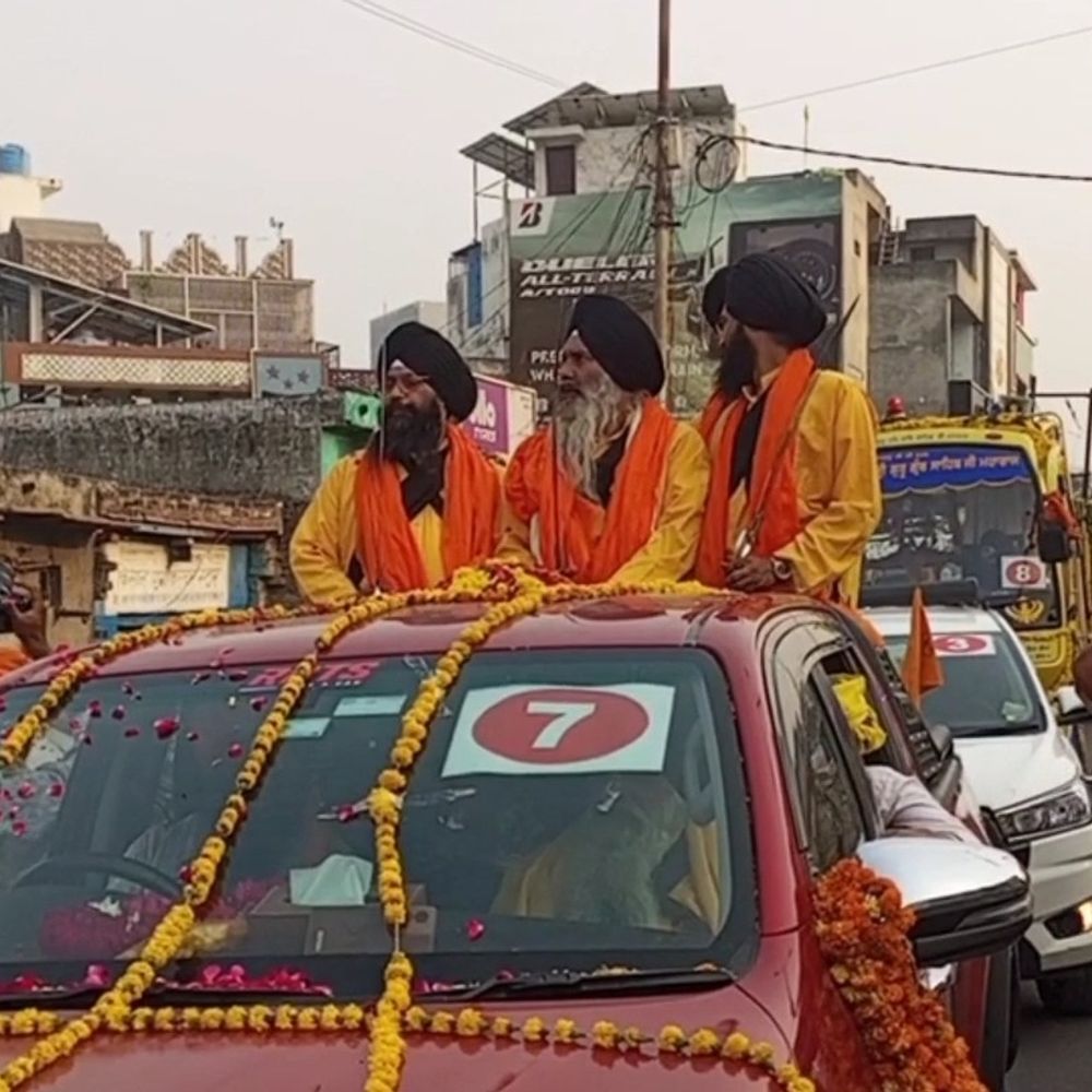 गुरु चरण यात्रा कासगंज पहुंची:दिल्ली से शुरू हुई यात्रा का विधायक और सिख समाज ने किया स्वागत