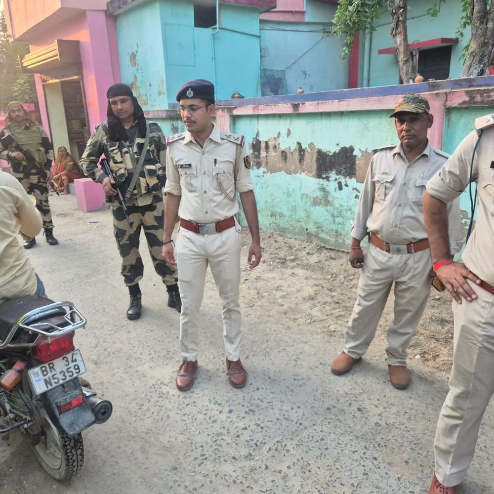 चौथम पुलिस ने निकाला फ्लैग मार्च:विधानसभा चुनाव के मद्देनजर सुरक्षा का जायजा लिया, लोगों से शांति व्यवस्था बनाए रखने की अपील