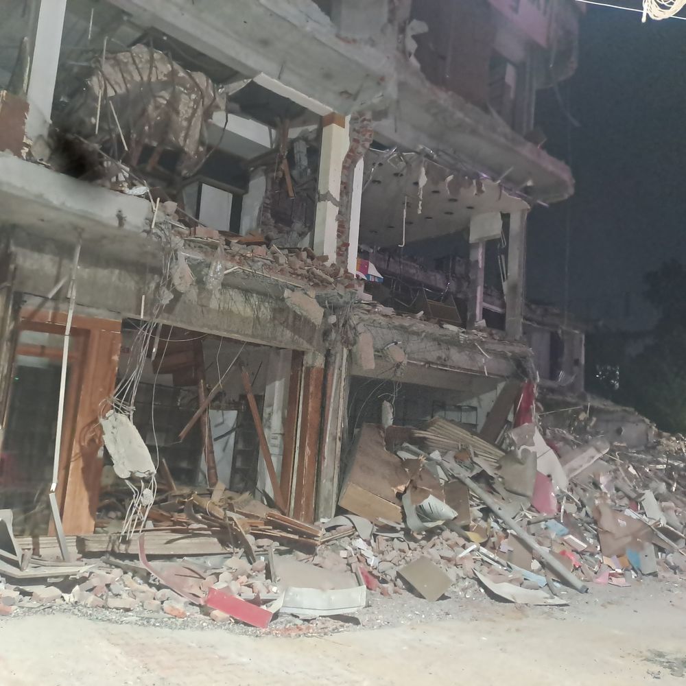 अवैध कांप्लेक्स को देखने रात को भी आए लोग:मेरठ के सेंट्रल मार्केट में ढहाया गया मार्केट, खंडहर में बदला