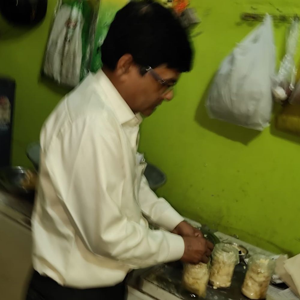 मथुरा में FSDA ने खोया-घी के लिए सैंपल:खाद्य सुरक्षा विभाग ने जांच के लिए प्रयोगशाला भेजा