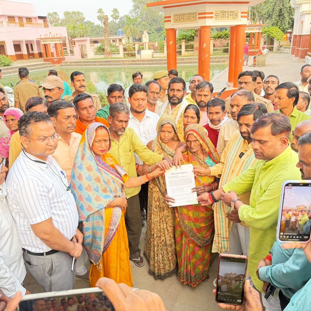 काकोरी पेशाब प्रकरण- पीड़ित परिवार को मिली सहायता:पूर्व केंद्रीय कौशल किशोर ने सौंपी पहली किश्त, मंदिर में हुई थी घटना