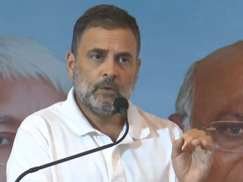 राहुल गांधी ने पूछा- 12,000 स्पेशल ट्रेनें कहां हैं?:बिहार जाने वाली ट्रेनों में लोग छतों तक लटके, ये NDA की धोखेबाजी का सबूत