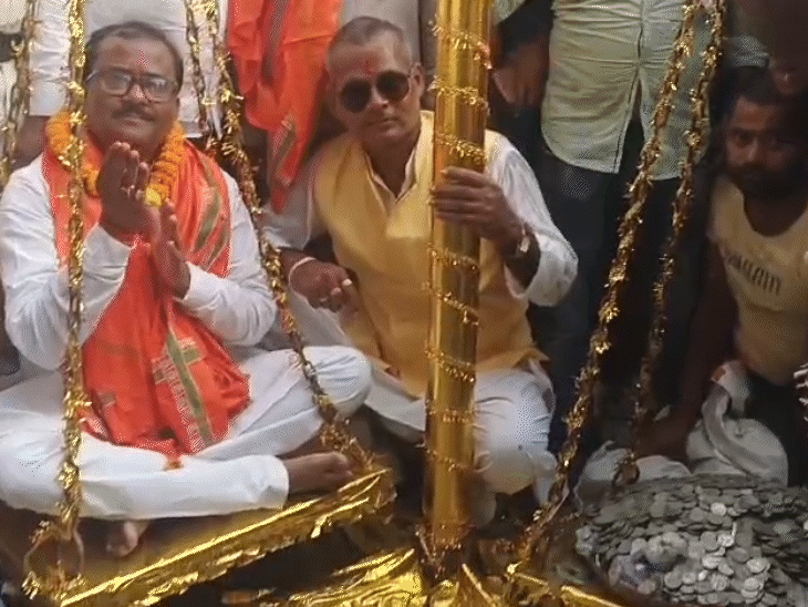 हसनपुर में एनडीए प्रत्याशी को सिक्कों, लड्डू से तौला:जनसंपर्क के लिए पहुंचे थे जदयू नेता राजकुमार राय, भावुक होकर बोले- ये आप लोगों का प्यार