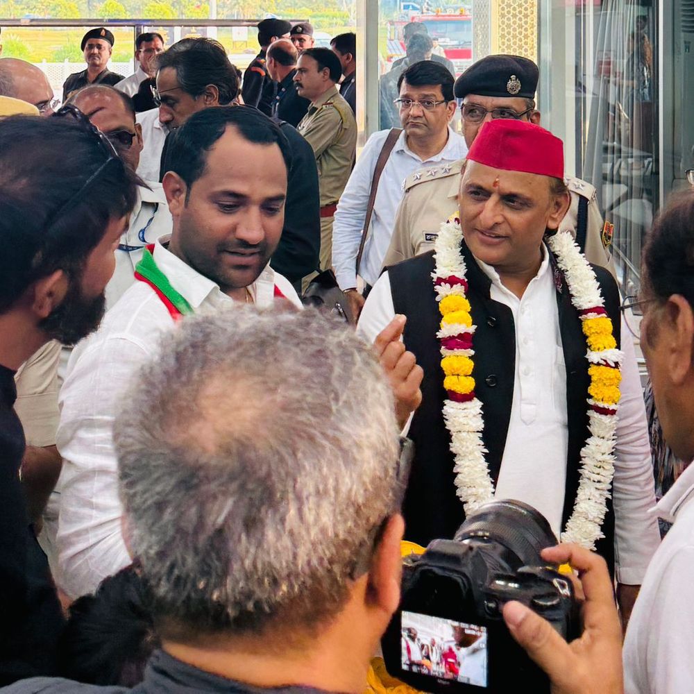 किशनगढ़ पहुंचे अखिलेश यादव:कोटपूतली-बहरोड़ के कार्यकर्ताओं ने किया स्वागत, राजस्थानी साफा पहनाया