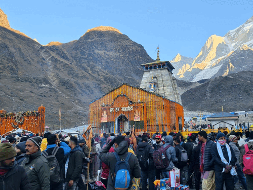 केदारनाथ में 14 लाख श्रद्धालु 21 KM पैदल चलकर पहुंचे:82 हजार हेलिकॉप्टर से, 2013 की आपदा के बाद दूसरी बना रिकॉर्ड