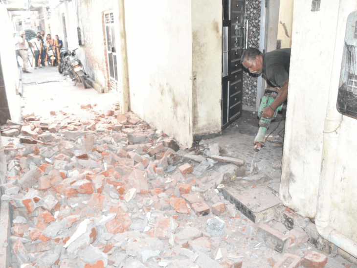 जालंधर में महिला नशा तस्कर पर कार्रवाई:  नगर निगम और पुलिस ने मां-बेटी के घर का हिस्सा गिराया, 4 मामलों में थे नामजद – Jalandhar News